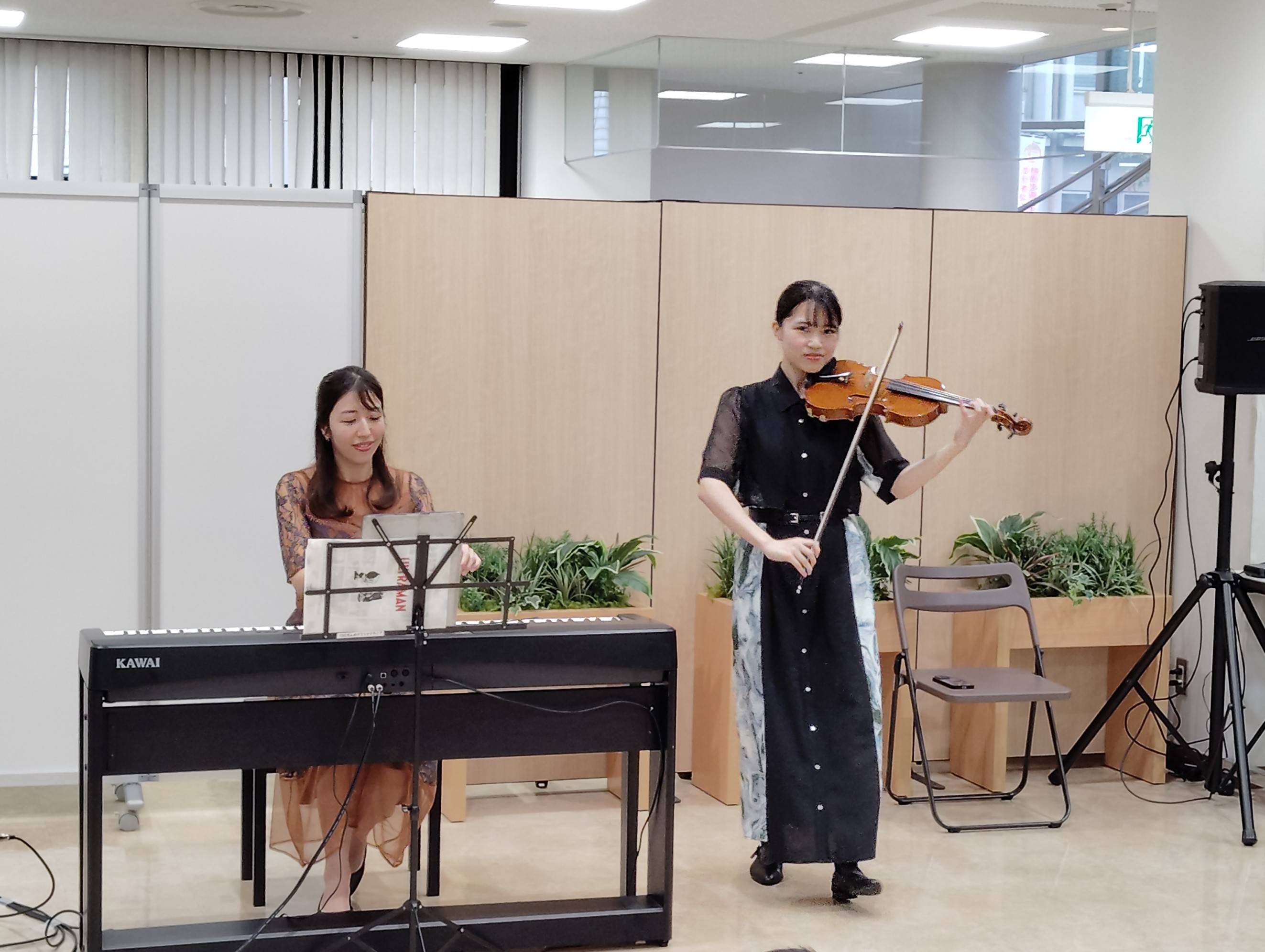 コンサートの様子(ピンクシャツデー愛媛in子ども食堂@新居浜市総合福祉センターふれあいプラザ)