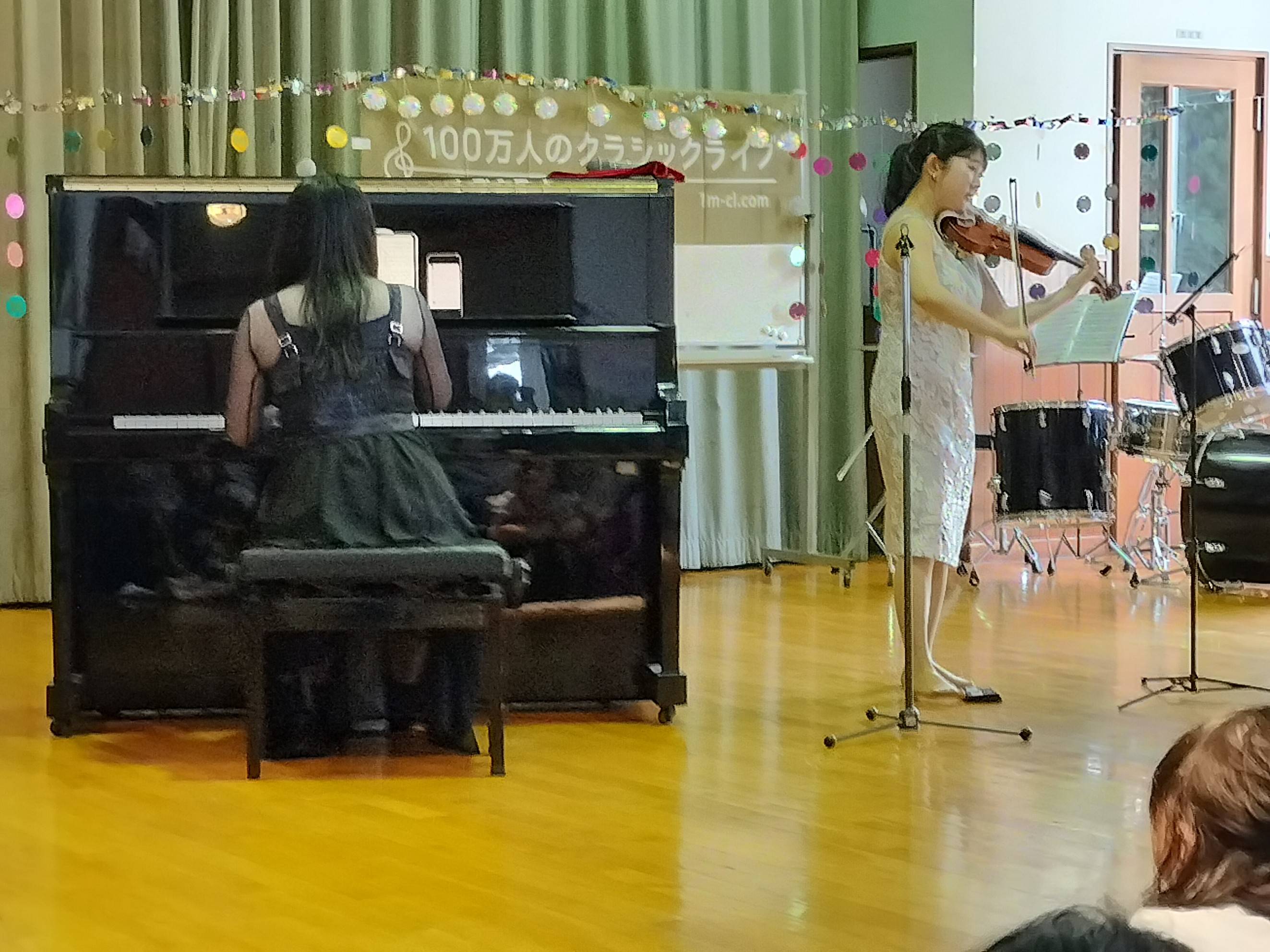 コンサートの様子(常設子育てサロン ちっちゃなて@秦野市立鶴巻公民館 多目的室)