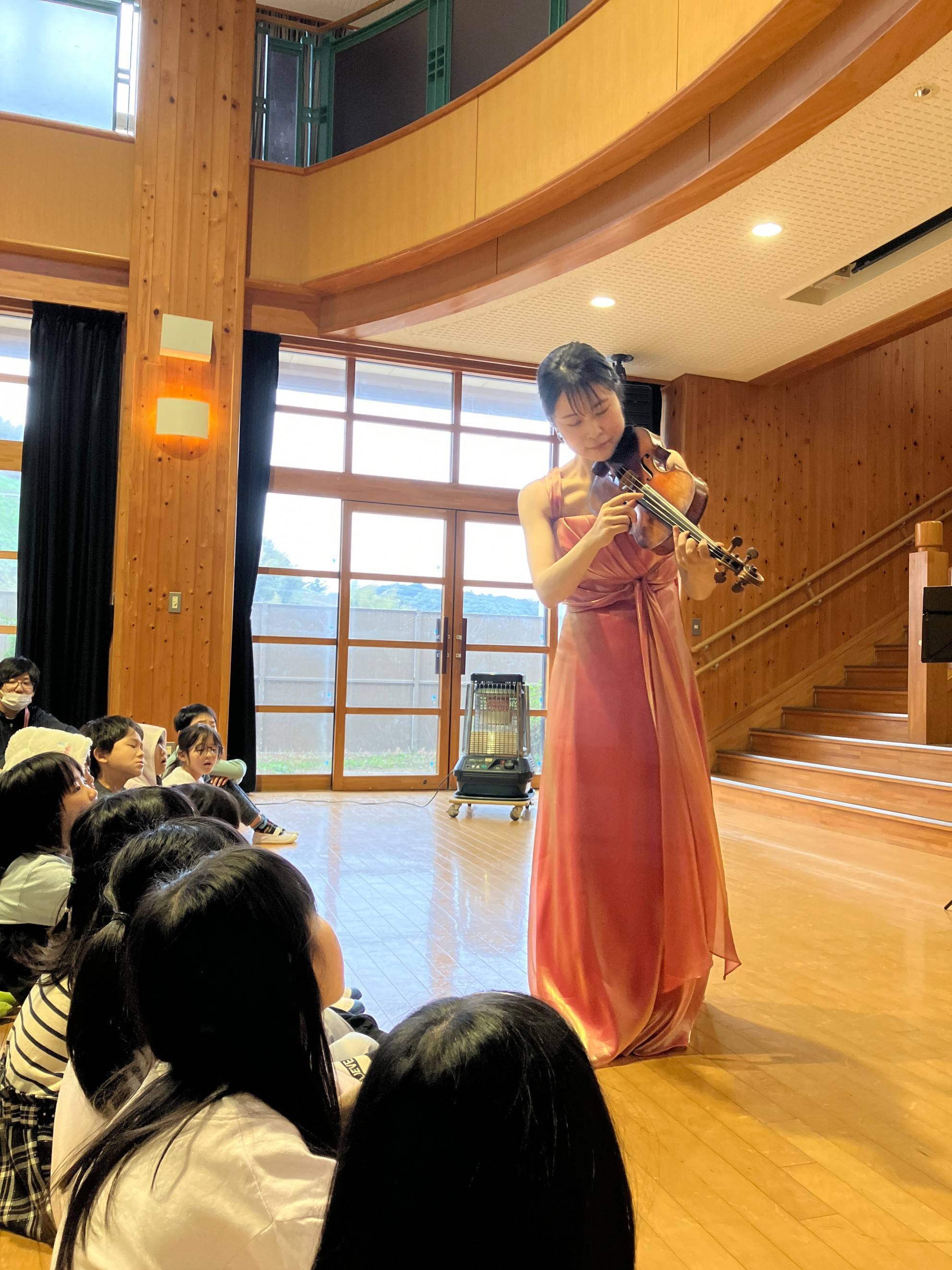 コンサートの様子(放課後児童クラブ ふたば学級@浜田市立原井小学校 多目的ホール)