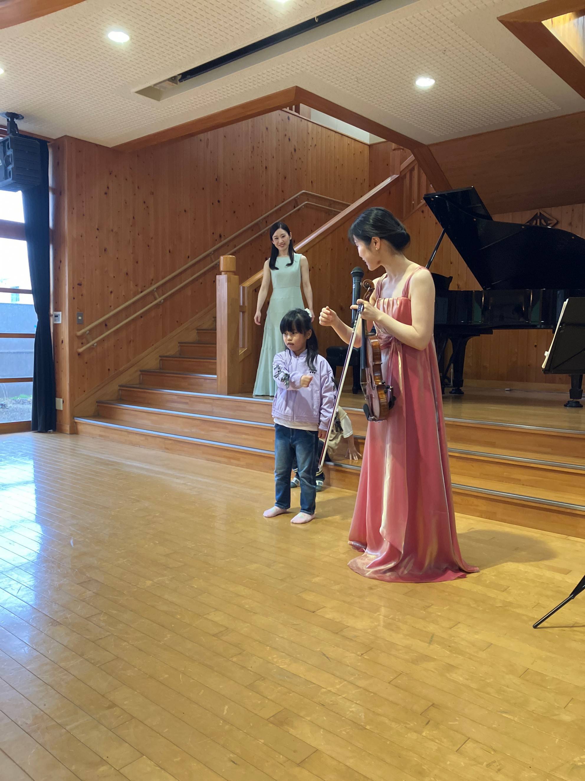 コンサートの様子(放課後児童クラブ ふたば学級@浜田市立原井小学校 多目的ホール)