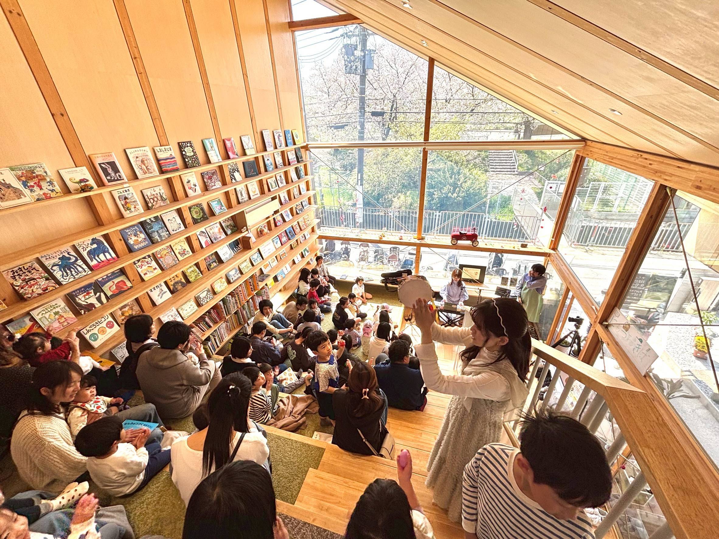 コンサートの様子(しらさぎ子ども図書館)