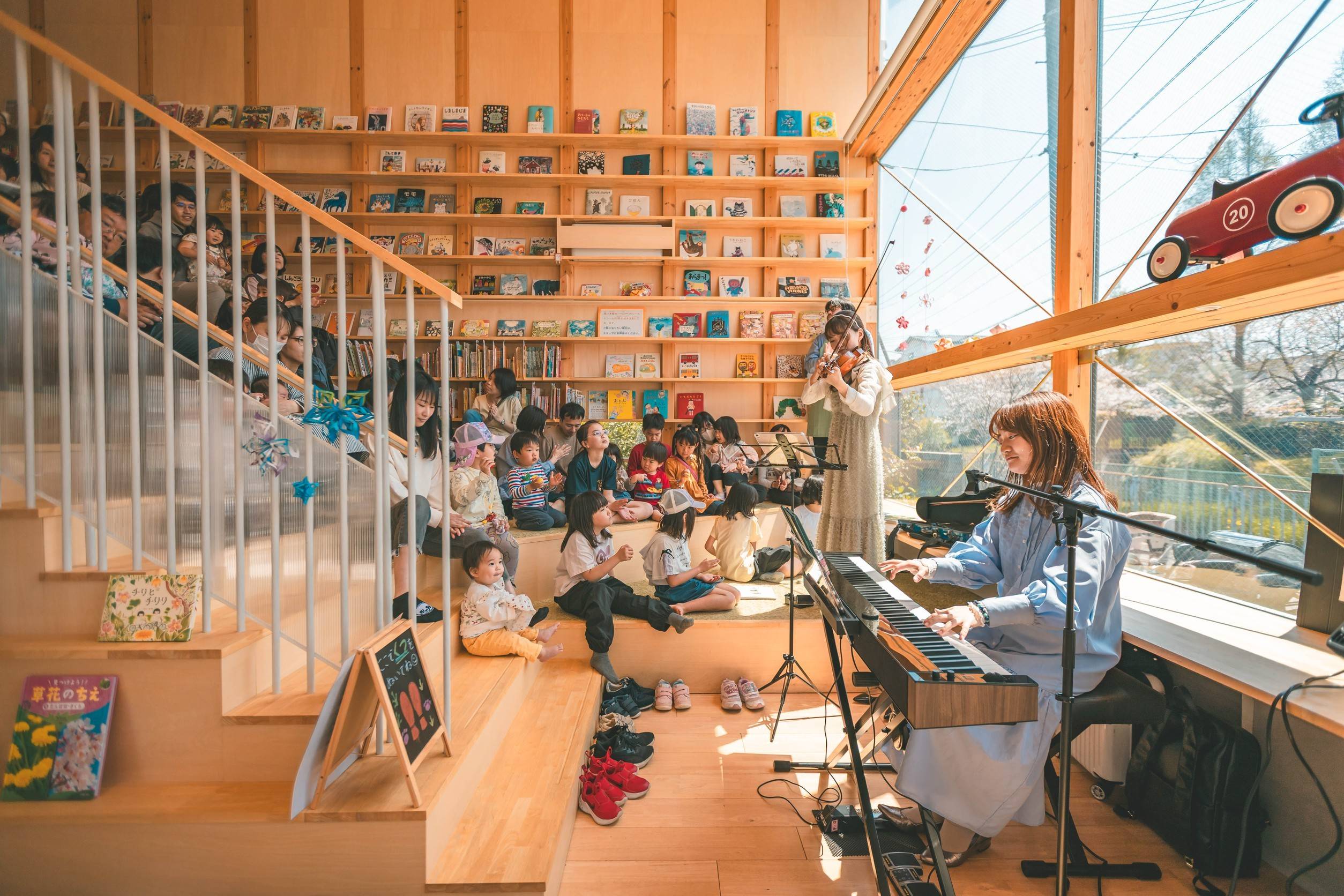 コンサートの様子(しらさぎ子ども図書館)