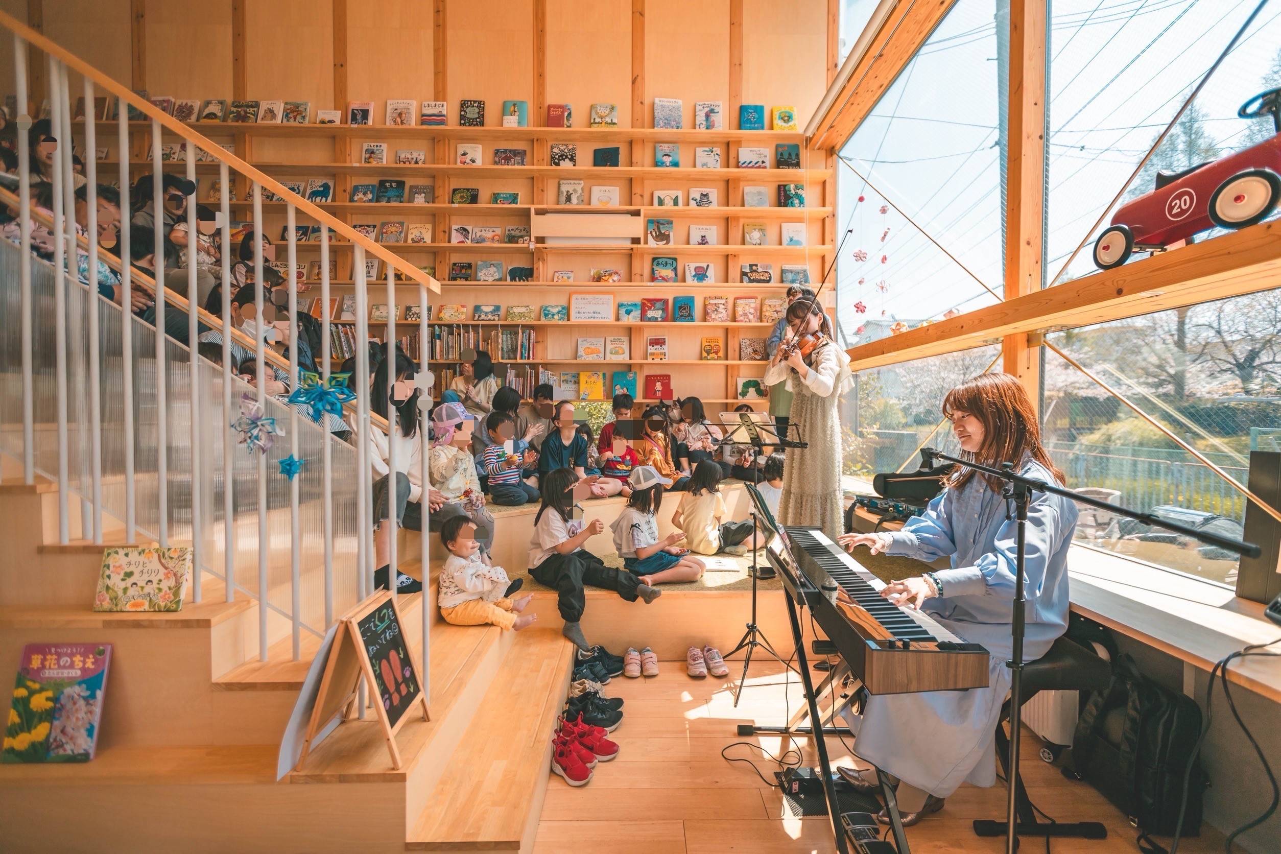 コンサートの様子(しらさぎ子ども図書館)