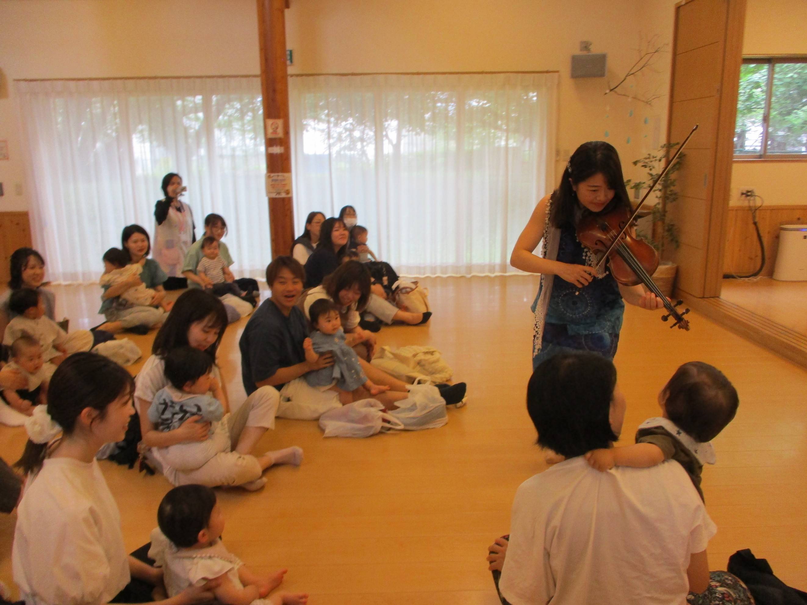 コンサートの様子(子育て支援センター「森のひろば」)